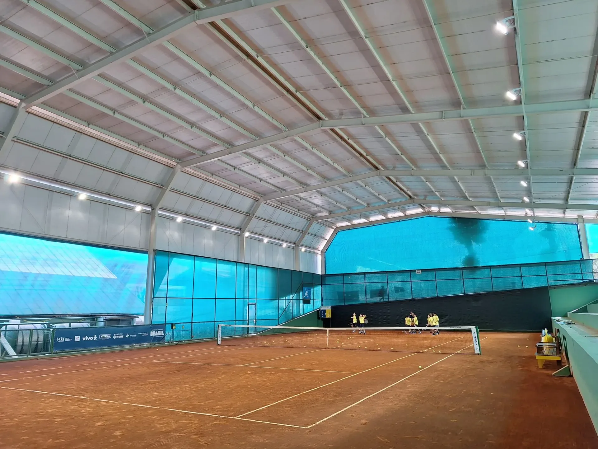 Quadra coberta de Tennis do Iate Clube de Brasília iluminada por refletores LED Ecoglix